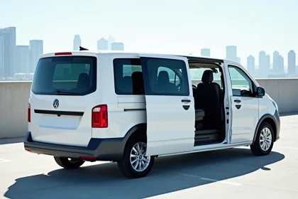 Minibus 9 places prêt pour un voyage confortable en groupe