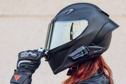 Femme aux cheveux rouges avec un casque de moto sur la t&ecirc;te