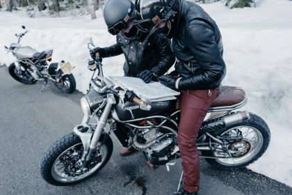 deux motard cherchant leur itinéraire