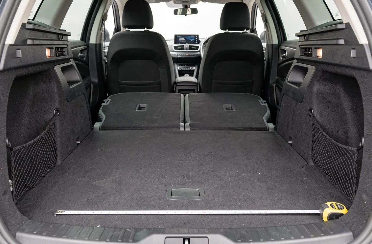 Intérieur du coffre de la Peugeot 308 SW avec siège arrière rabattu et espace de rangement étendu