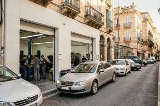 Vue d'ensemble d'un atelier de carrosserie à Marseille avec des véhicules en réparation et des mécaniciens au travail