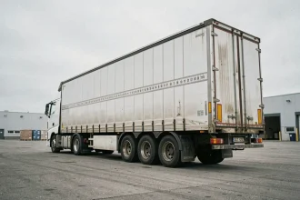 Semi-remorque 44 tonnes garé dans une cour logistique, vue grand angle montrant la longueur totale du véhicule